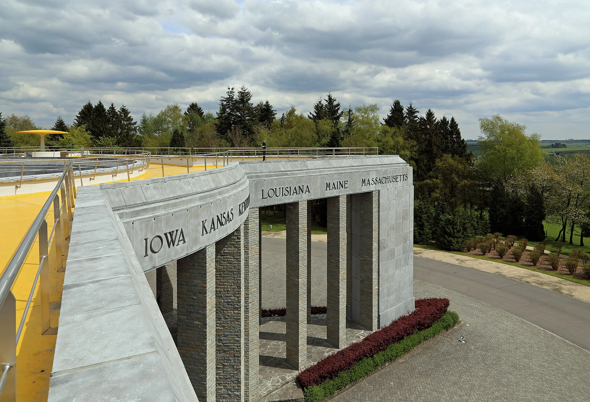Het Mardasson-monument bij Bastogne in de vorm van een reusachtige stervormige zuilengang