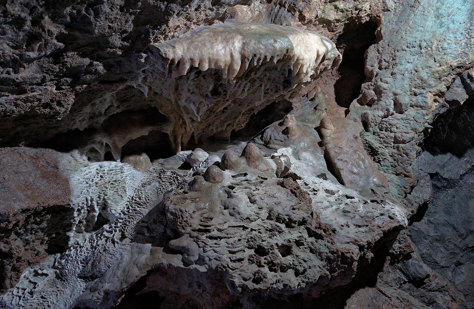 De heuvelachtige bossen en groene landschappen van de Botte du Hainaut
