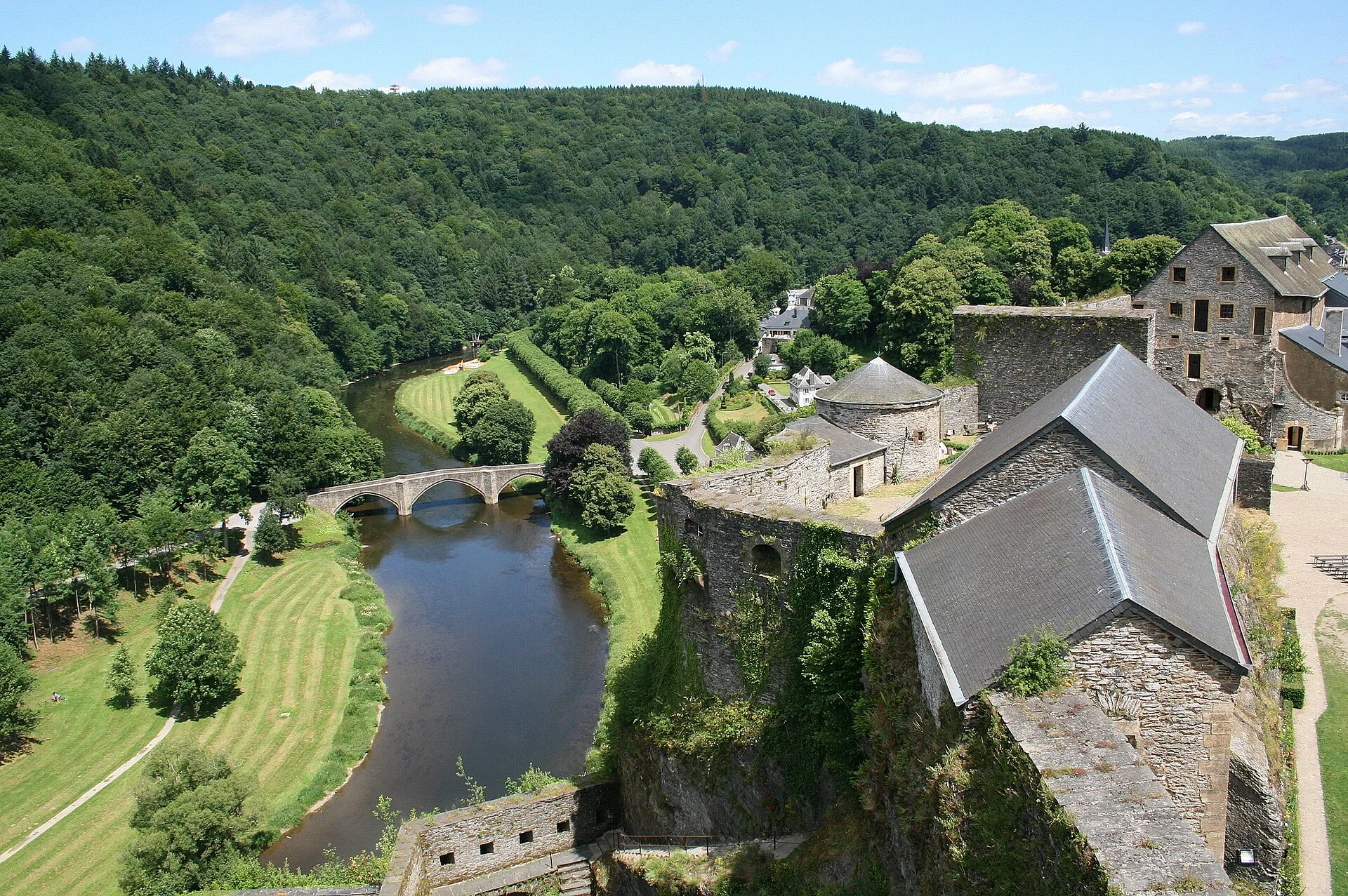 Het indrukwekkende kasteel van Bouillon op een rotsmassief boven de Semois