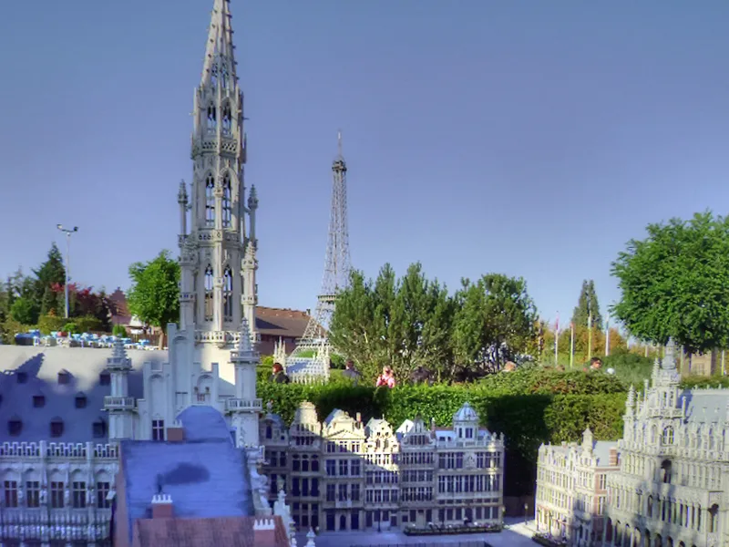 Mini-Europe in Brussel met miniaturen van Europese gebouwen onder een blauwe lucht
