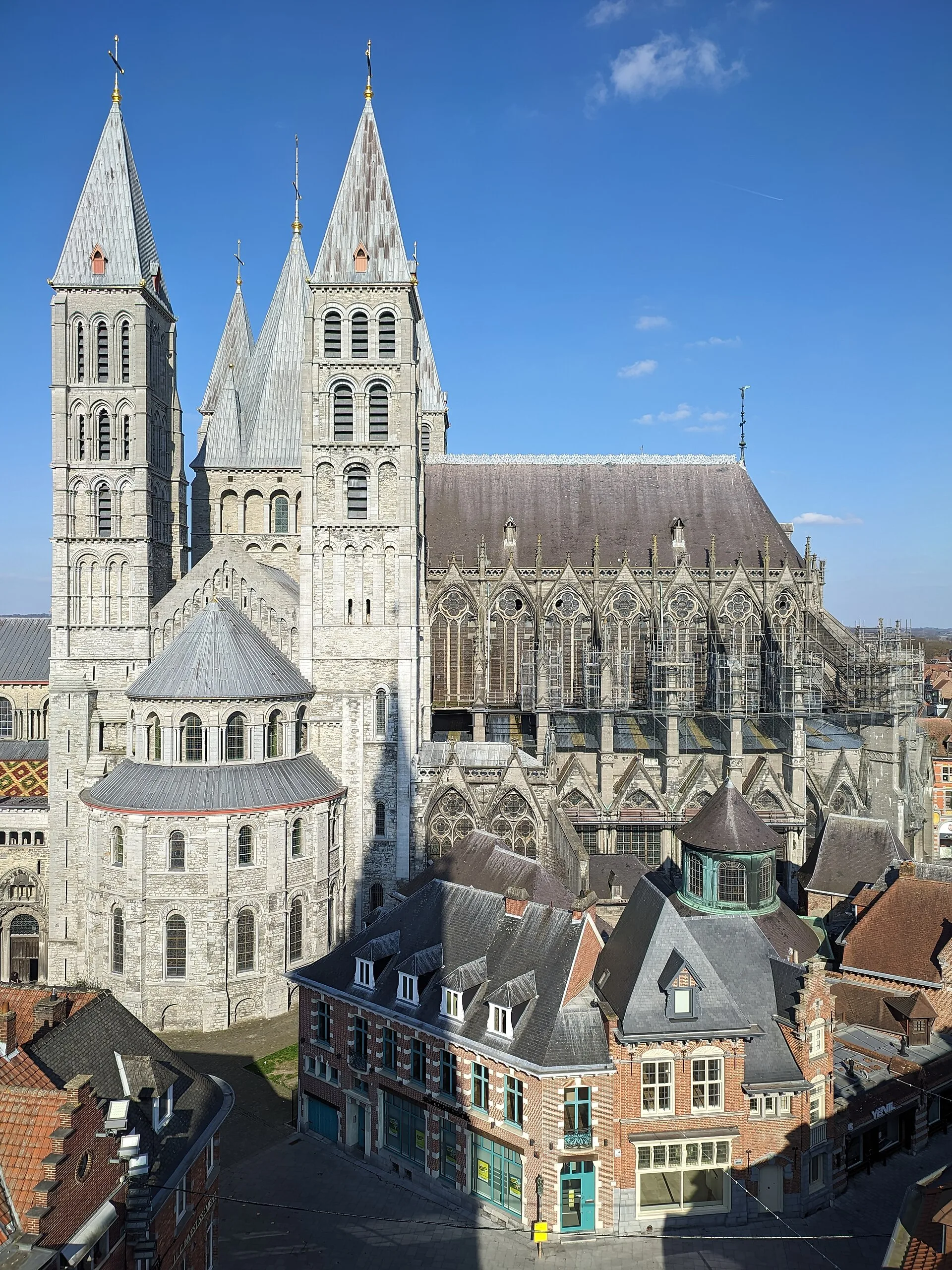 De vijftorenkathedraal van Doornik onder een blauwe lucht