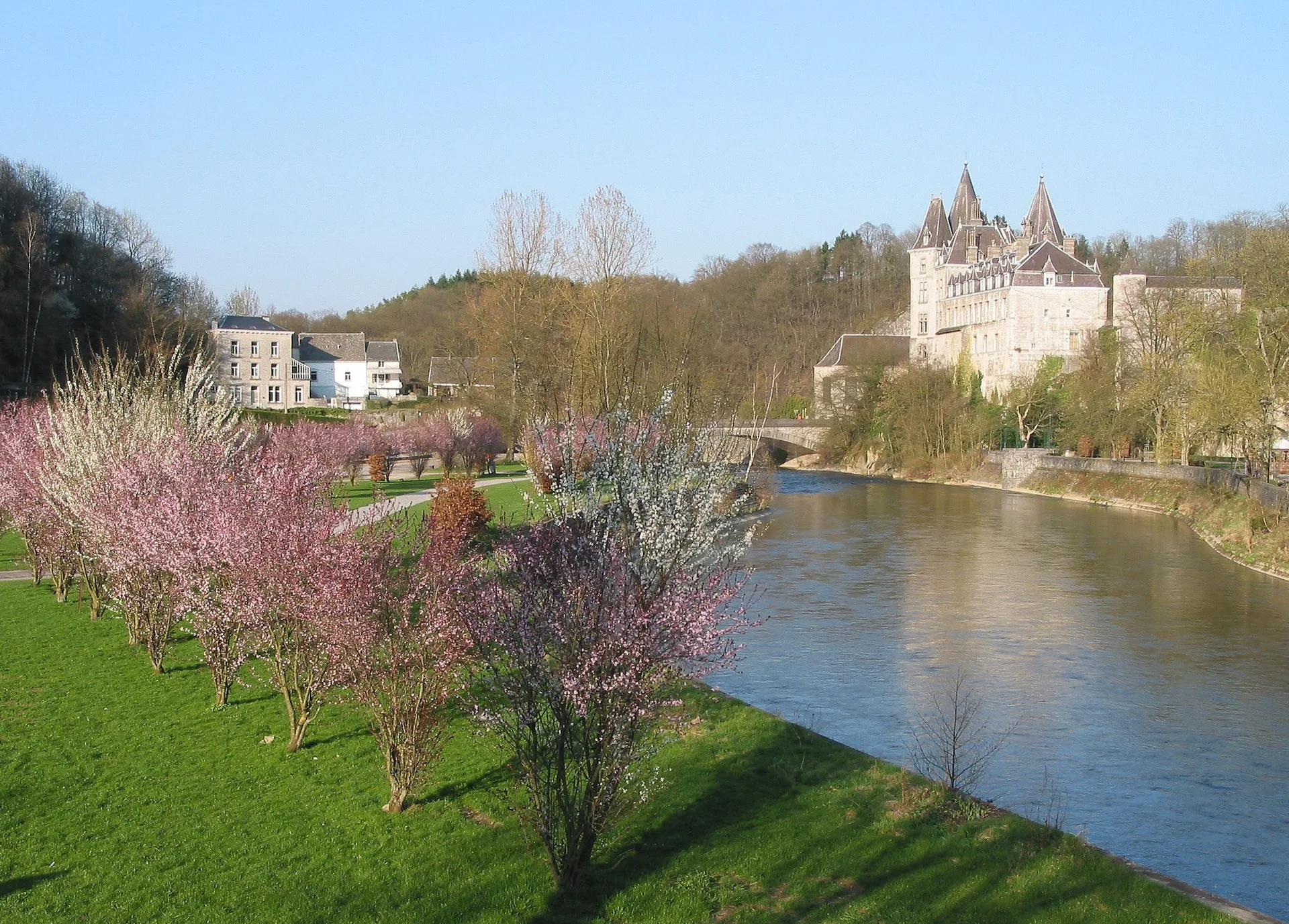 Het kleine plein van Durbuy met oude vakwerkhuisjes en een kasteel op de achtergrond