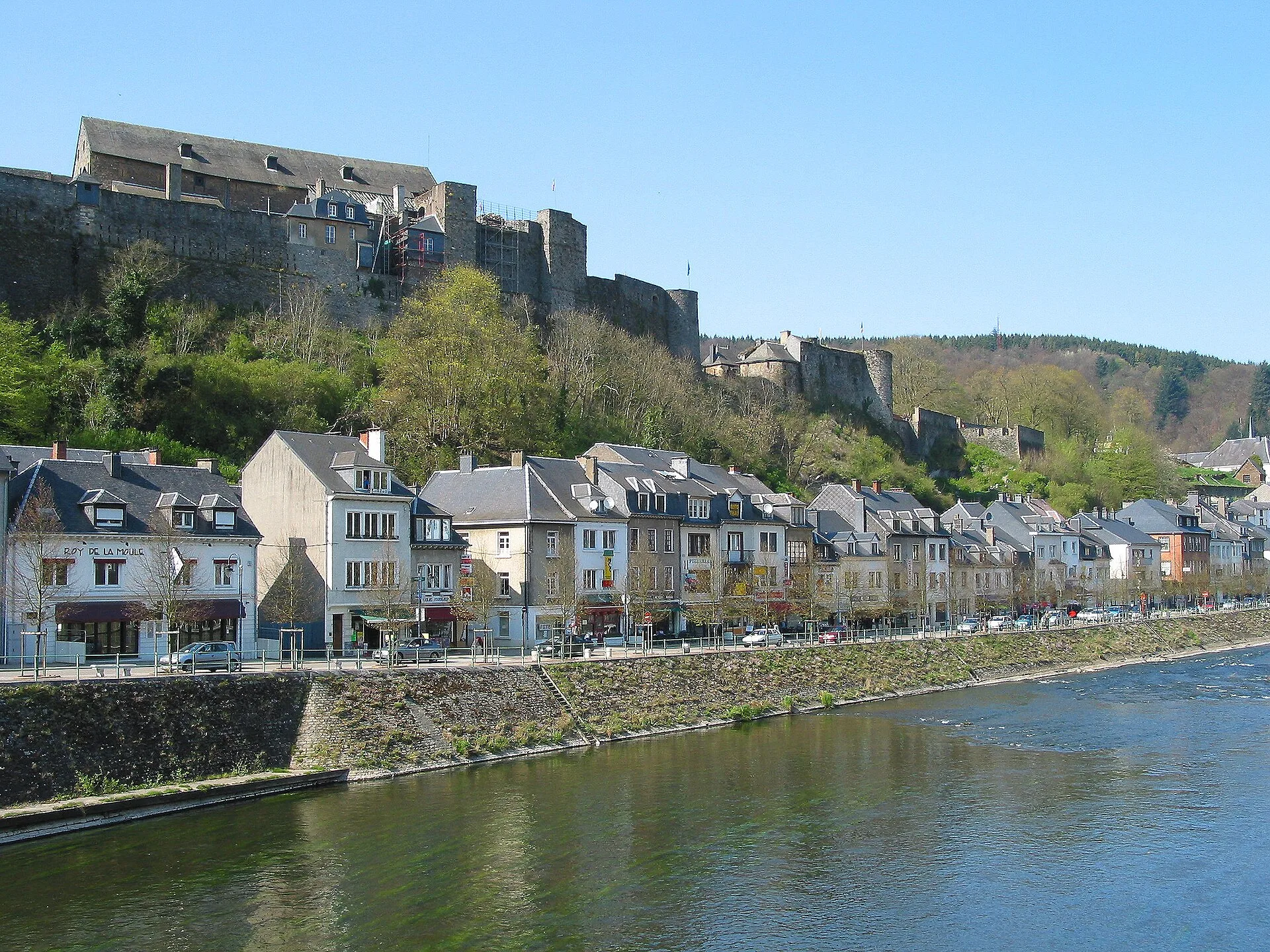 Het middeleeuwse kasteel van Bouillon op een rotsmassief boven de Semois