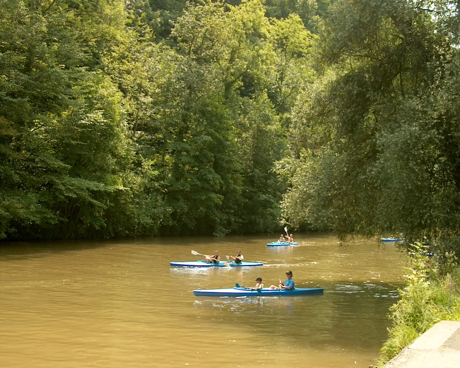 Kayakkers op de Lesse tussen rotswanden in de Ardennen