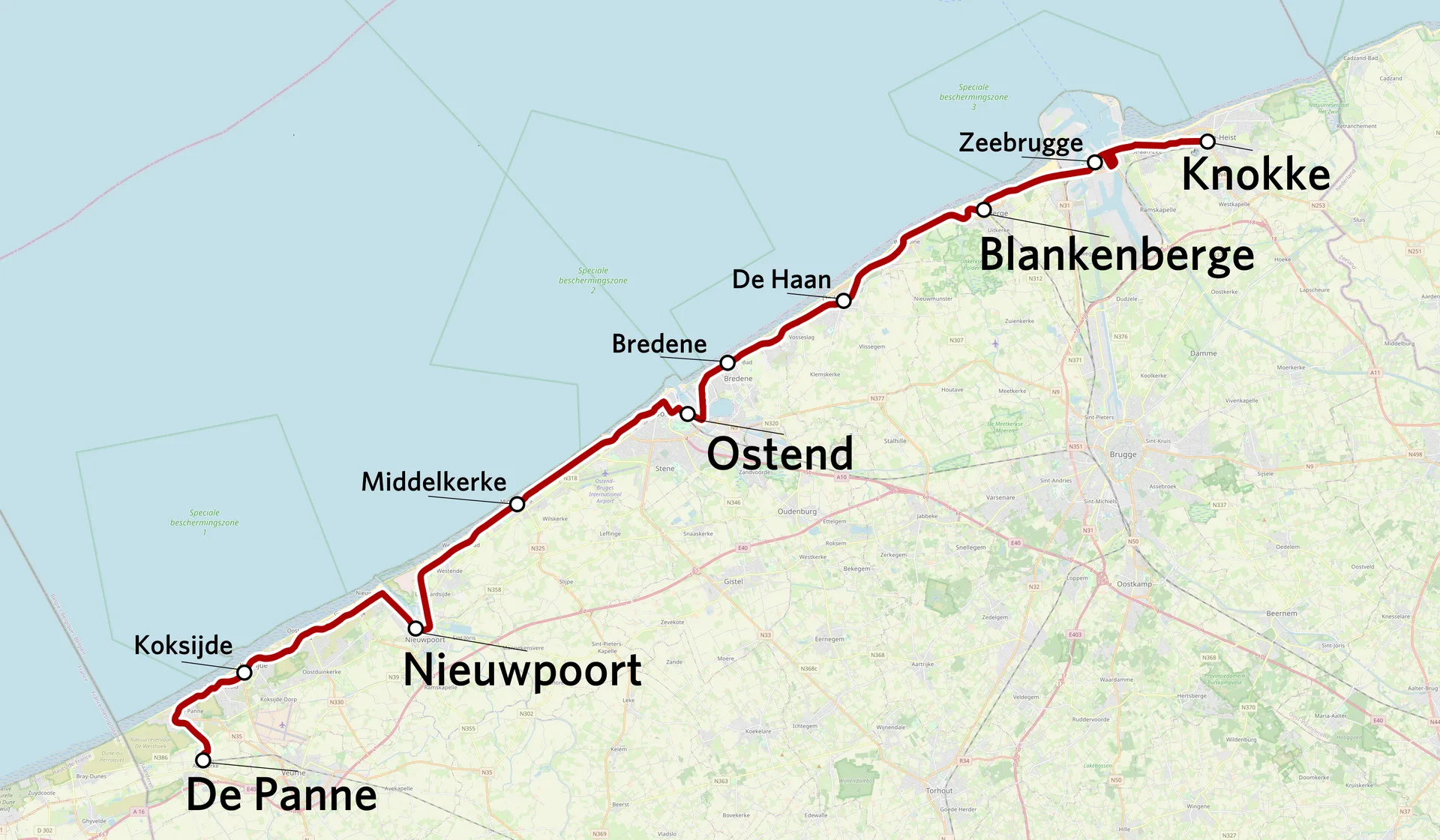De Kusttram rijdt over een tramspoor langs de Belgische kust onder een zonnige hemel