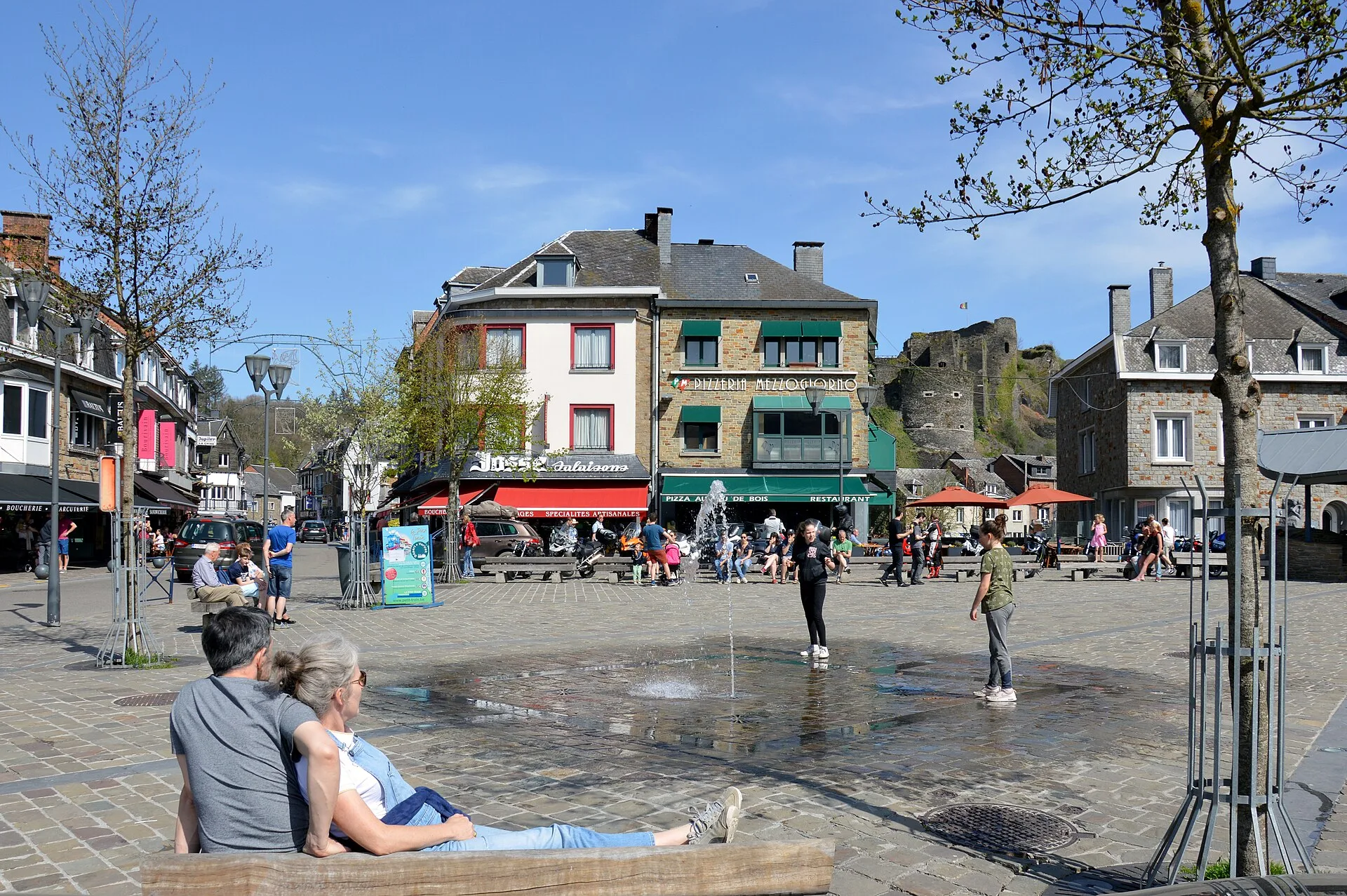 Het stadje La Roche-en-Ardenne in een lus van de Ourthe met de kasteelruïne boven de stad