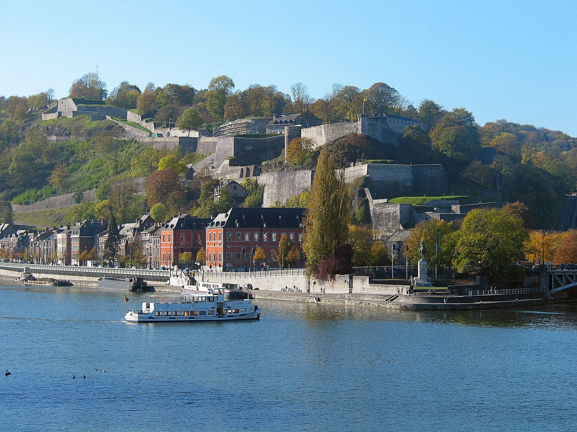 De citadel van Namen boven de samenvloeiing van Maas en Sambre
