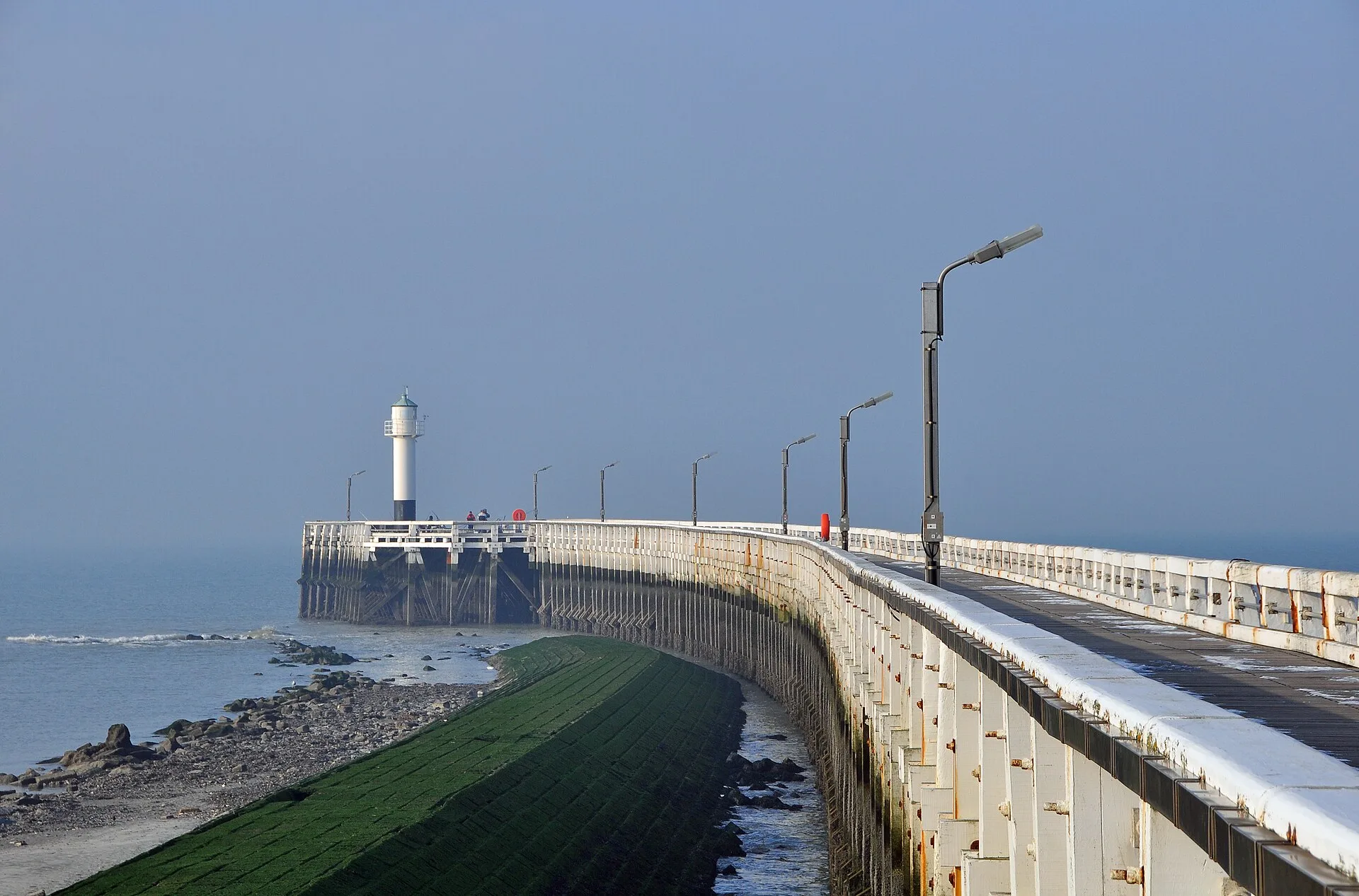 De jachthaven van Nieuwpoort met talrijke zeilboten en jachten