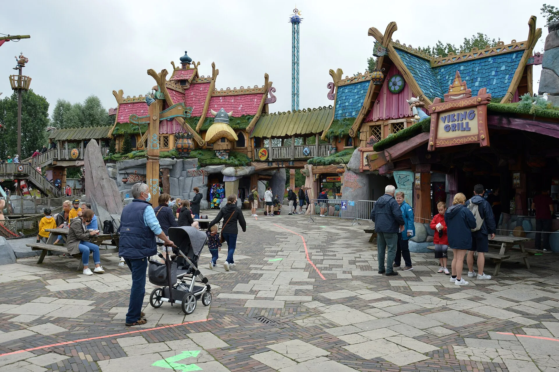 Plopsaland De Panne met de iconische ingang en achtbanen op de achtergrond