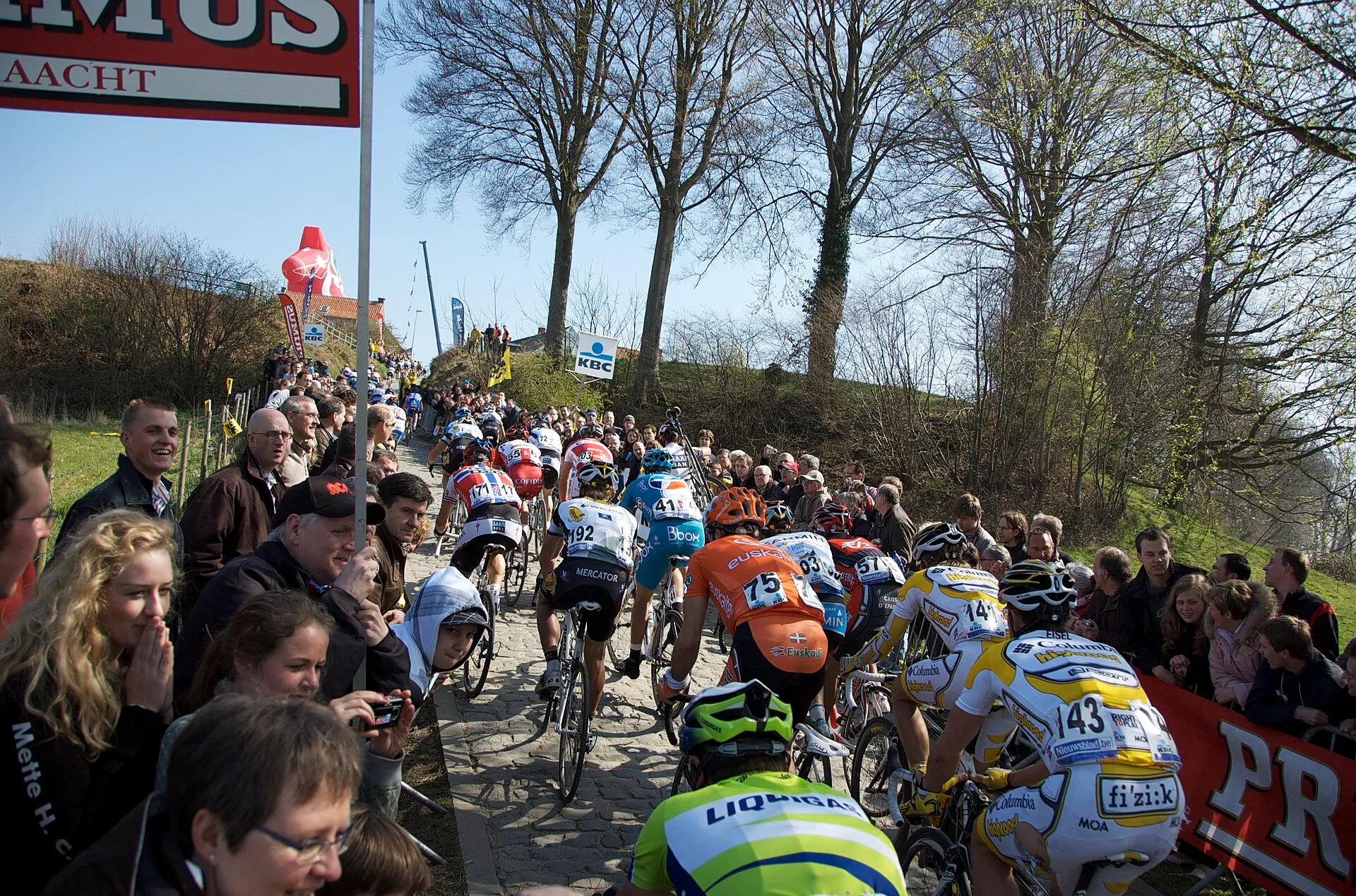 Wielrenners op de keien van de Koppenberg in de Vlaamse Ardennen
